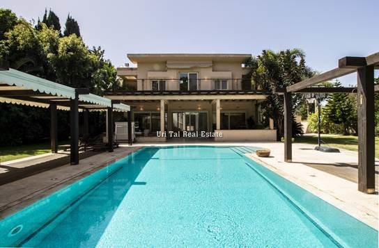 Villa with pool for sale in Kfar Shmaryahu